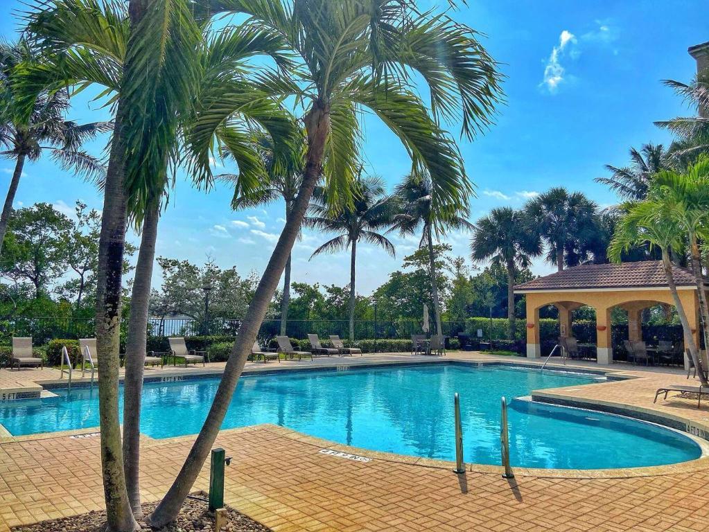 HYPOLUXOS MARINERS CAY CONDO - Residential