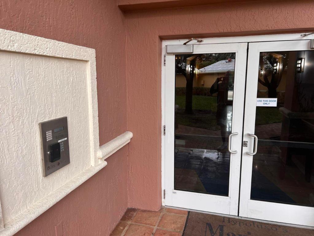 HYPOLUXOS MARINERS CAY CONDO - Residential