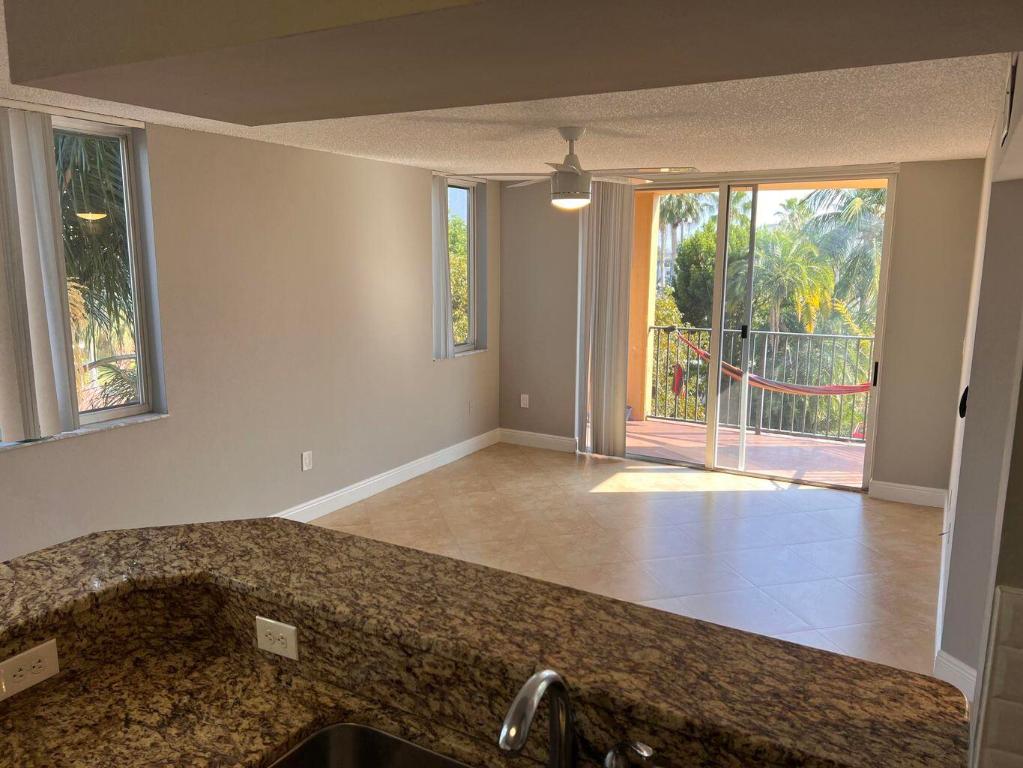 HYPOLUXOS MARINERS CAY CONDO - Residential