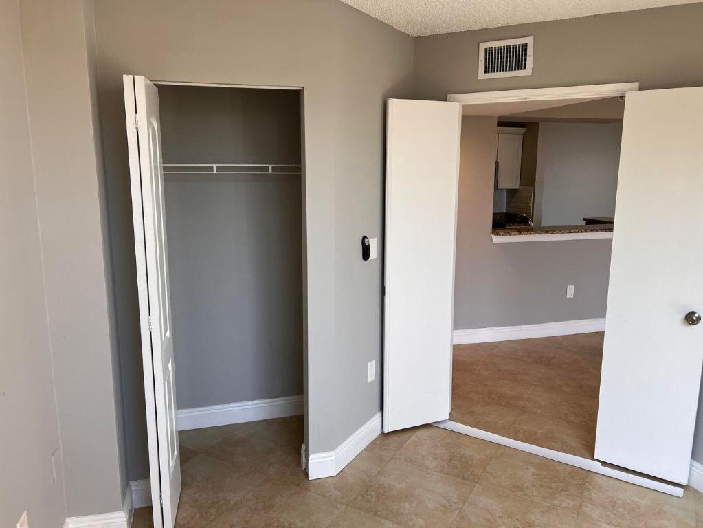 HYPOLUXOS MARINERS CAY CONDO - Residential