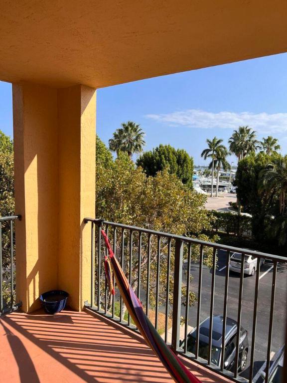 HYPOLUXOS MARINERS CAY CONDO - Residential