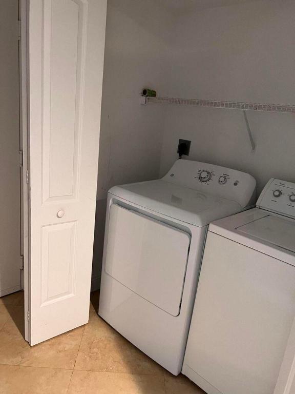 HYPOLUXOS MARINERS CAY CONDO - Residential