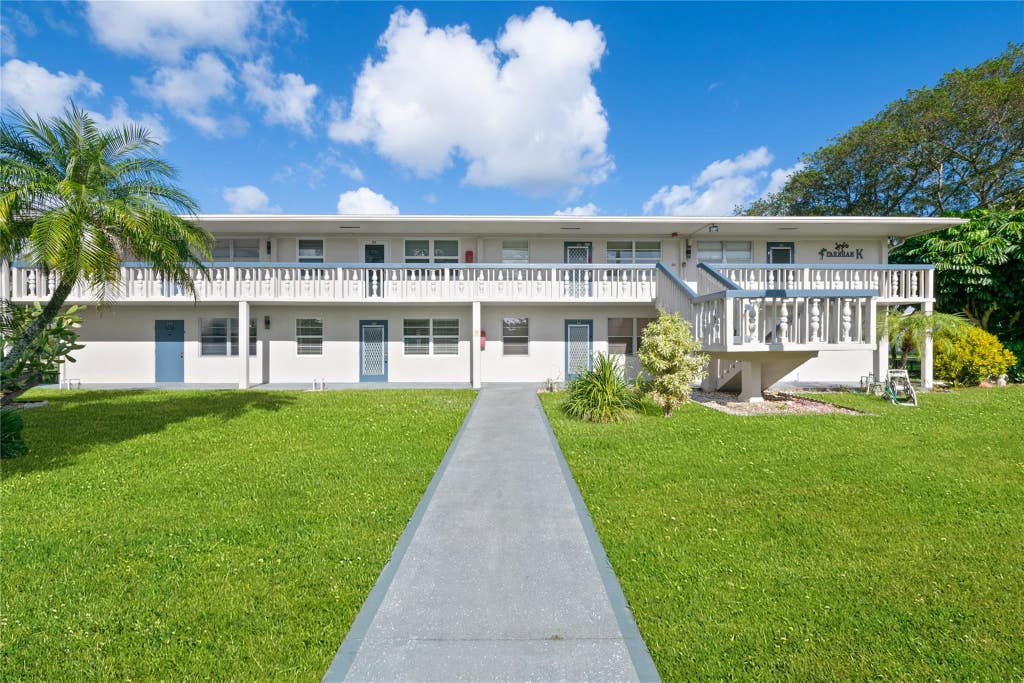 Photo of 243 N Farnham K #243, Deerfield Beach, FL 33442 (MLS # F10542309)