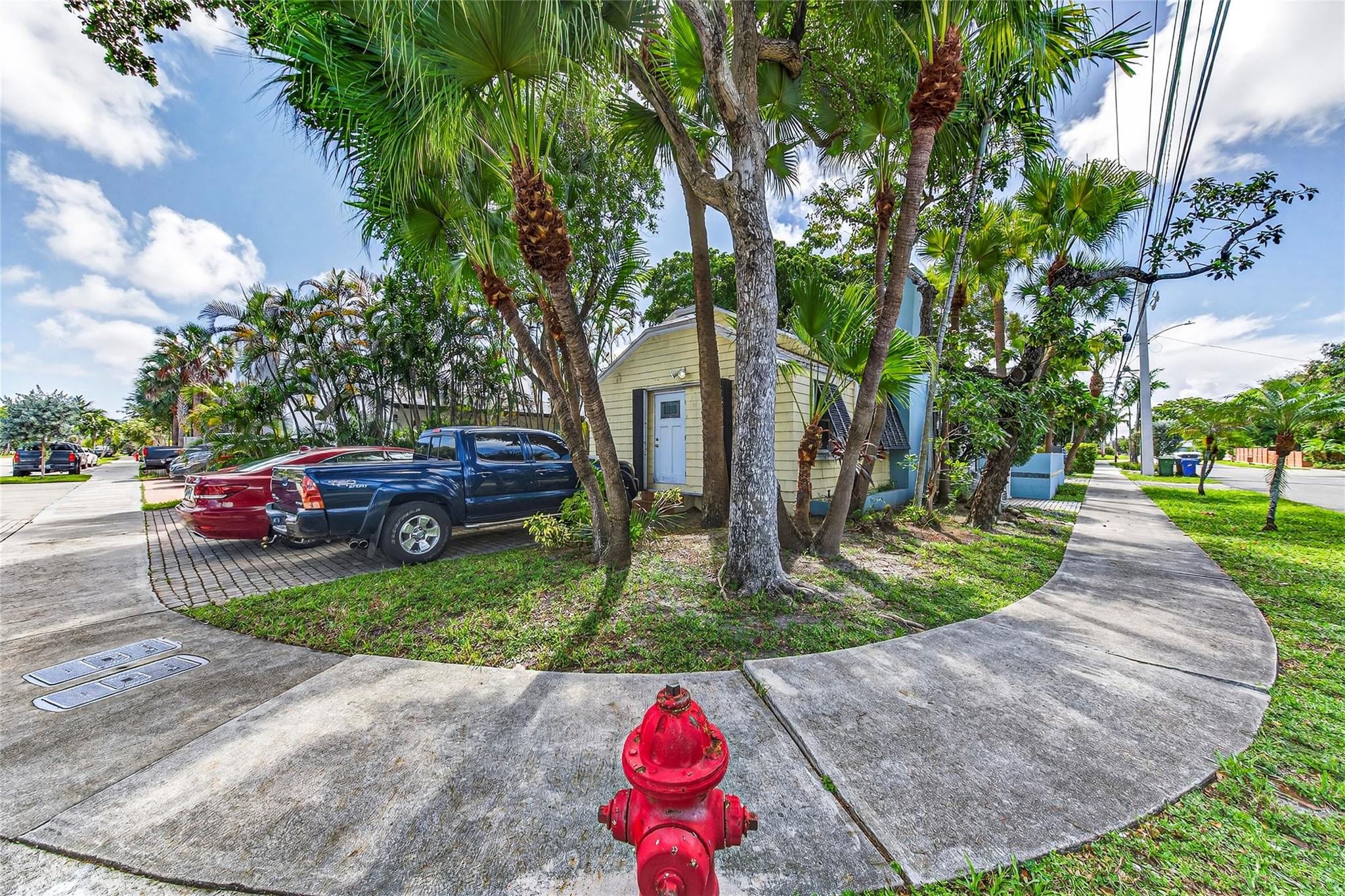 Main image without alt text