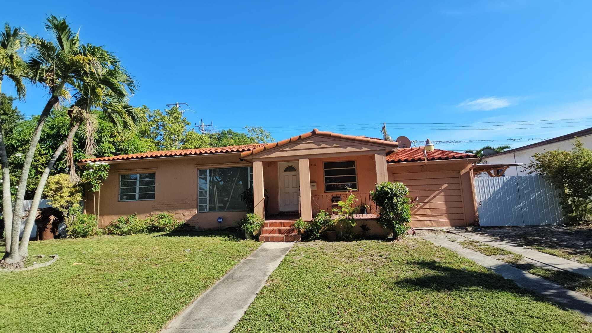 Beautifully upgraded 3/1 with no HOA, recently remodeled kitchen and painted throughout. Offering natural light and LED lighting. Pets are welcomed! Located in family friendly neighborhood. Vacant, easy to show, quick approval.