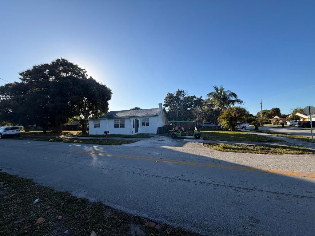 Photo of 520 NW 3rd Street, Delray Beach, FL 33444 (MLS # R11152731)
