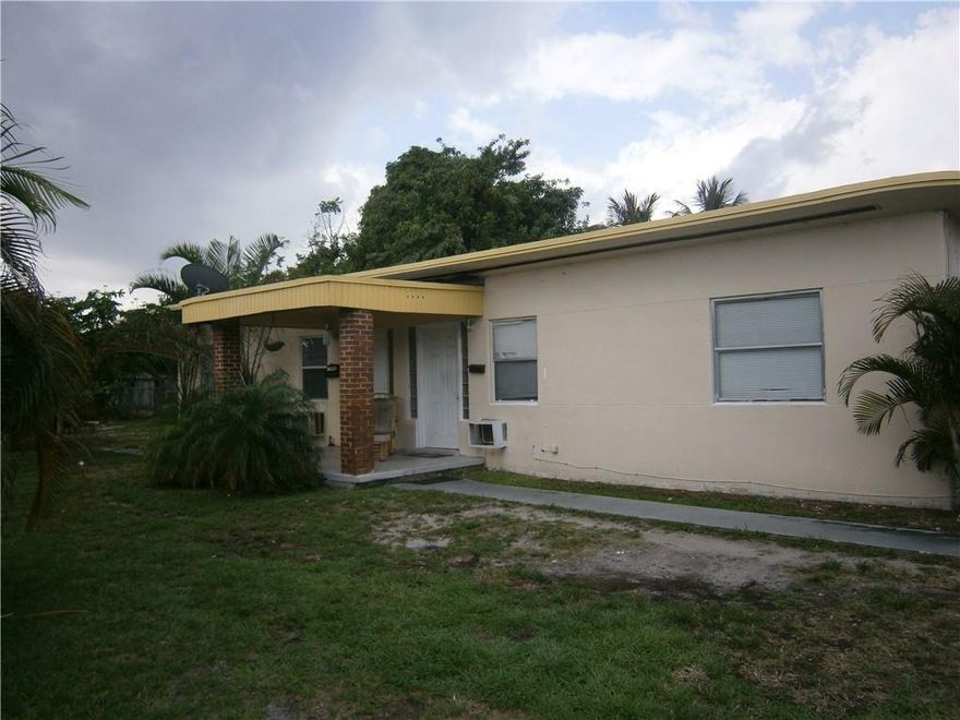 LARGE 1 BEDROOM AND 1 BATH  WITH EAT IN KITCHEN, LARGE LIVING ROOM AND BEDROOM. FRESH PAINT. MINUTES TI I95, TURNPIKE AND DOWNTOWN HOLLYWOOD AND ALSO TO HOLLYWOOD BEACH. TENANT PAY ELECTRICITY.***BRAND NEW REFRIGERATOR WILL BE INSTALLED BY FRIDAY****JUST BEEN PAINTED***READY TO MOVE IN***