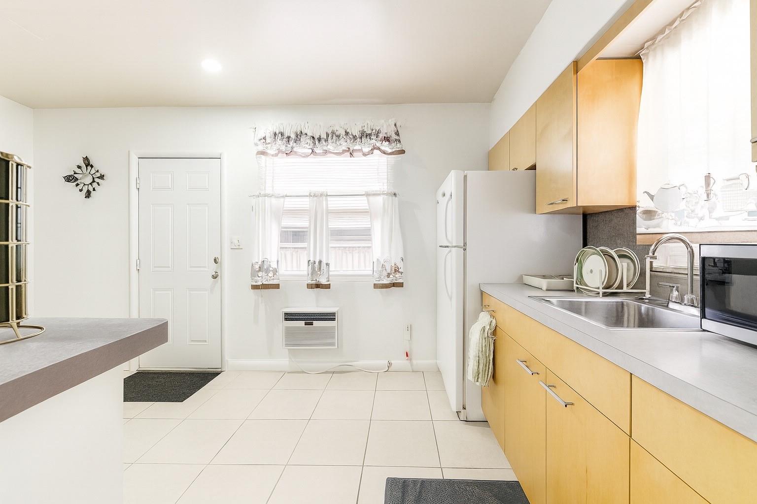 Hollywood 1-21 B - Residential Lease