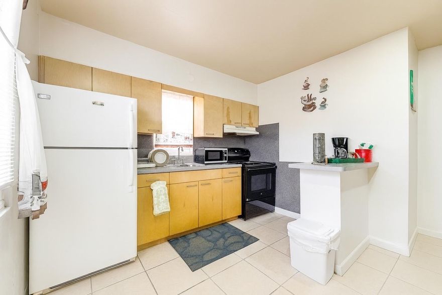 Cozy 1 bedroom apartment with 1 bathroom located really close to Downtown Hollywood. It is furnished and
comes with the water included. There is NO HOA and can move in
right away if qualified.