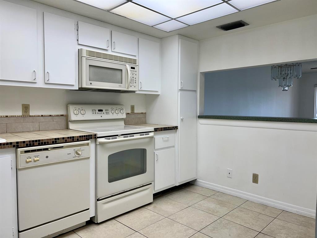 POINCIANA LAKES CONDO - Residential Lease