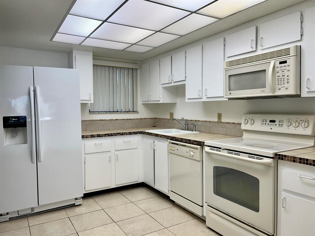 POINCIANA LAKES CONDO - Residential Lease