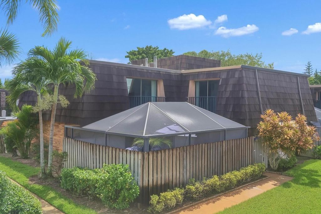 Photo of 465 E Waverly Place #8b, Vero Beach, FL 32960 (MLS # R11124784)