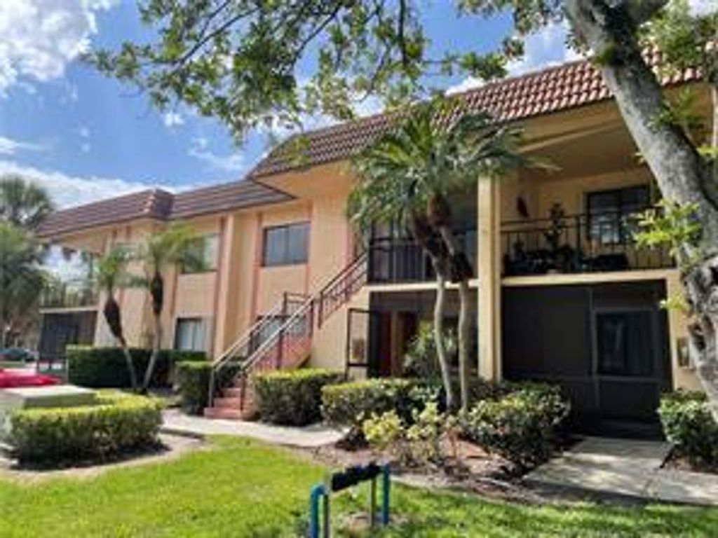 Photo of 158 Lakeview Drive, Weston, FL 33326 (MLS # B26018319)