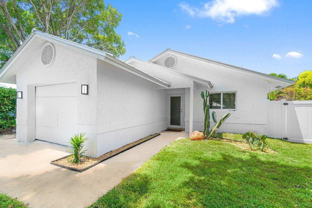 Photo of 107 NE 10th Street, Delray Beach, FL 33444 (MLS # R11092315)