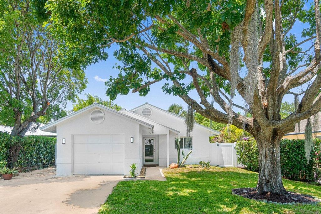 Photo of 107 NE 10th Street, Delray Beach, FL 33444 (MLS # R11092315)
