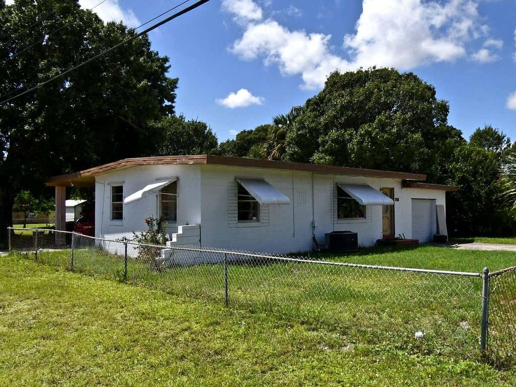 Photo of 201 OSCEOLA Avenue, Fort Pierce, FL 34982 (MLS # B26064731)