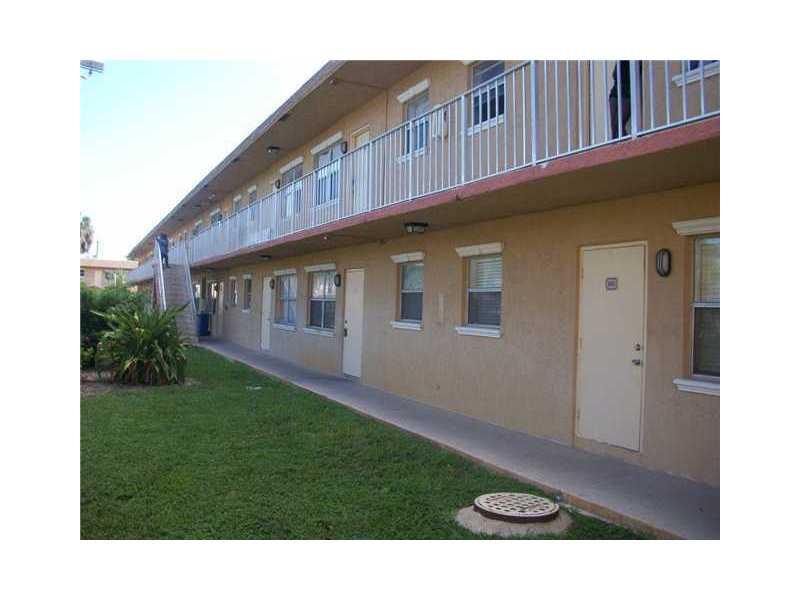 COURTS AT OAKLAND PARK - Residential