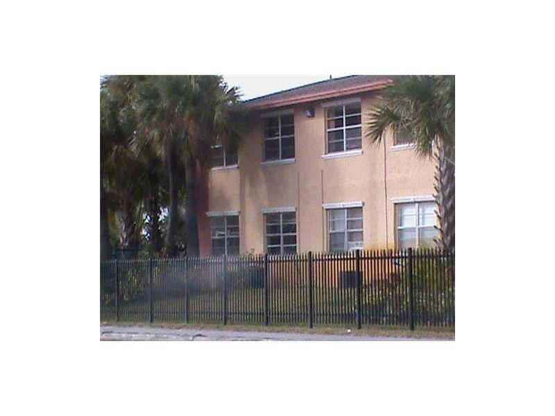 COURTS AT OAKLAND PARK - Residential