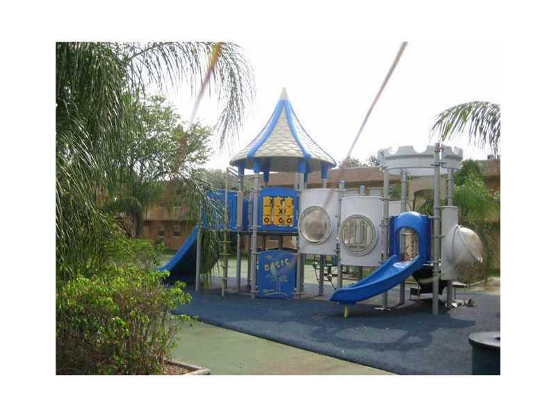 COURTS AT OAKLAND PARK - Residential