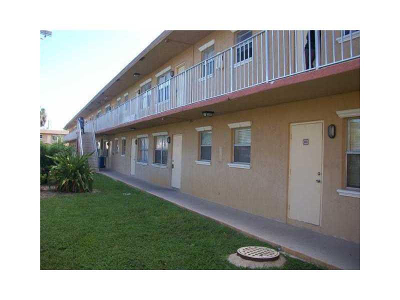 COURTS AT OAKLAND PARK - Residential