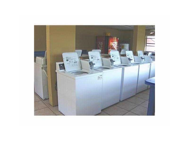 COURTS AT OAKLAND PARK - Residential