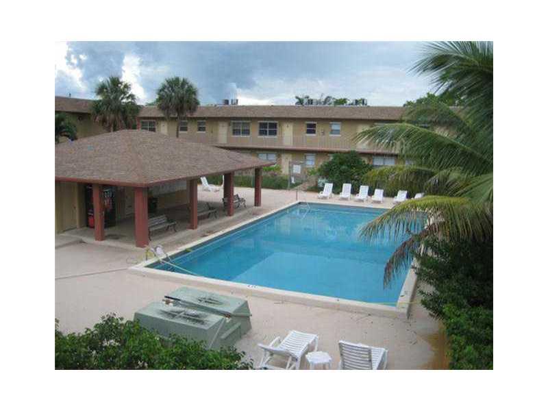 COURTS AT OAKLAND PARK - Residential