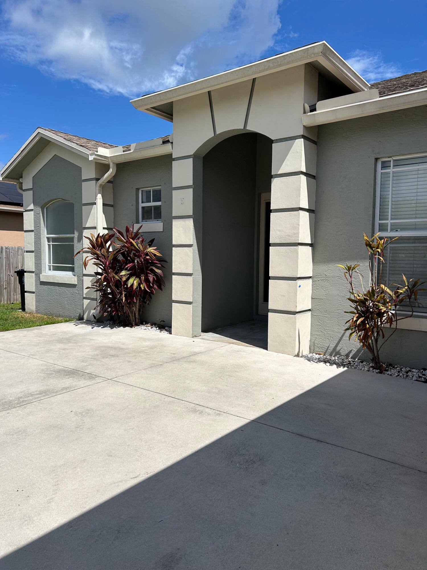 large 3/2 with 2 car garage in near Gatlin, large kitchen with granite counter tops, stainless appliances, washer/dryer, fenced back yard , large drive way, screen patio, living room, dining and family room.. centrally located