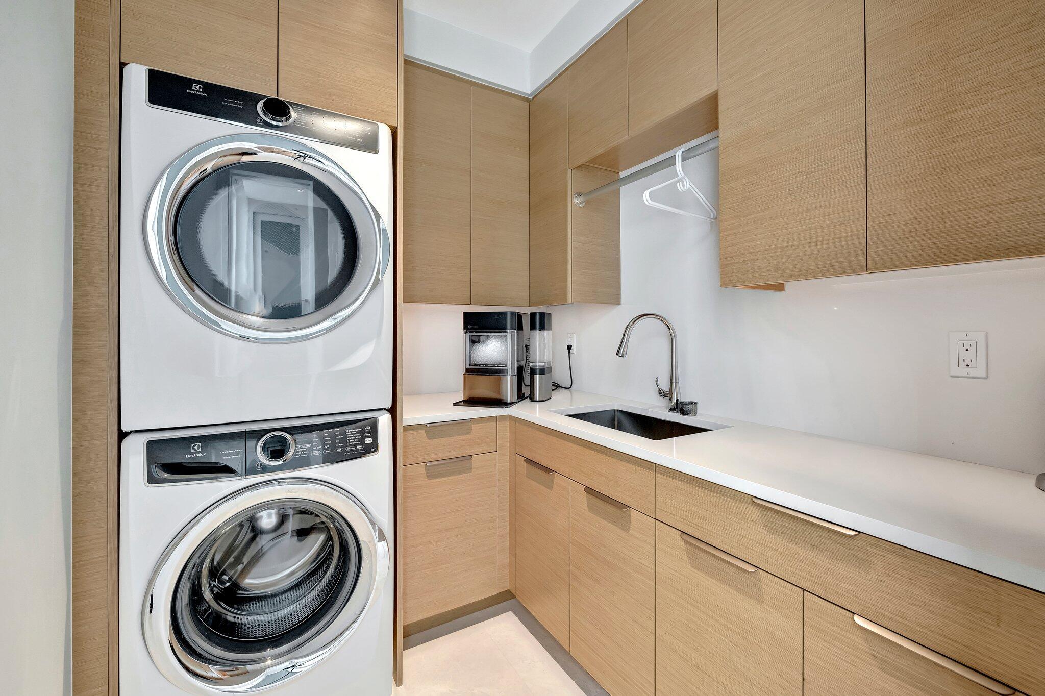 SAILFISH POINT - Residential