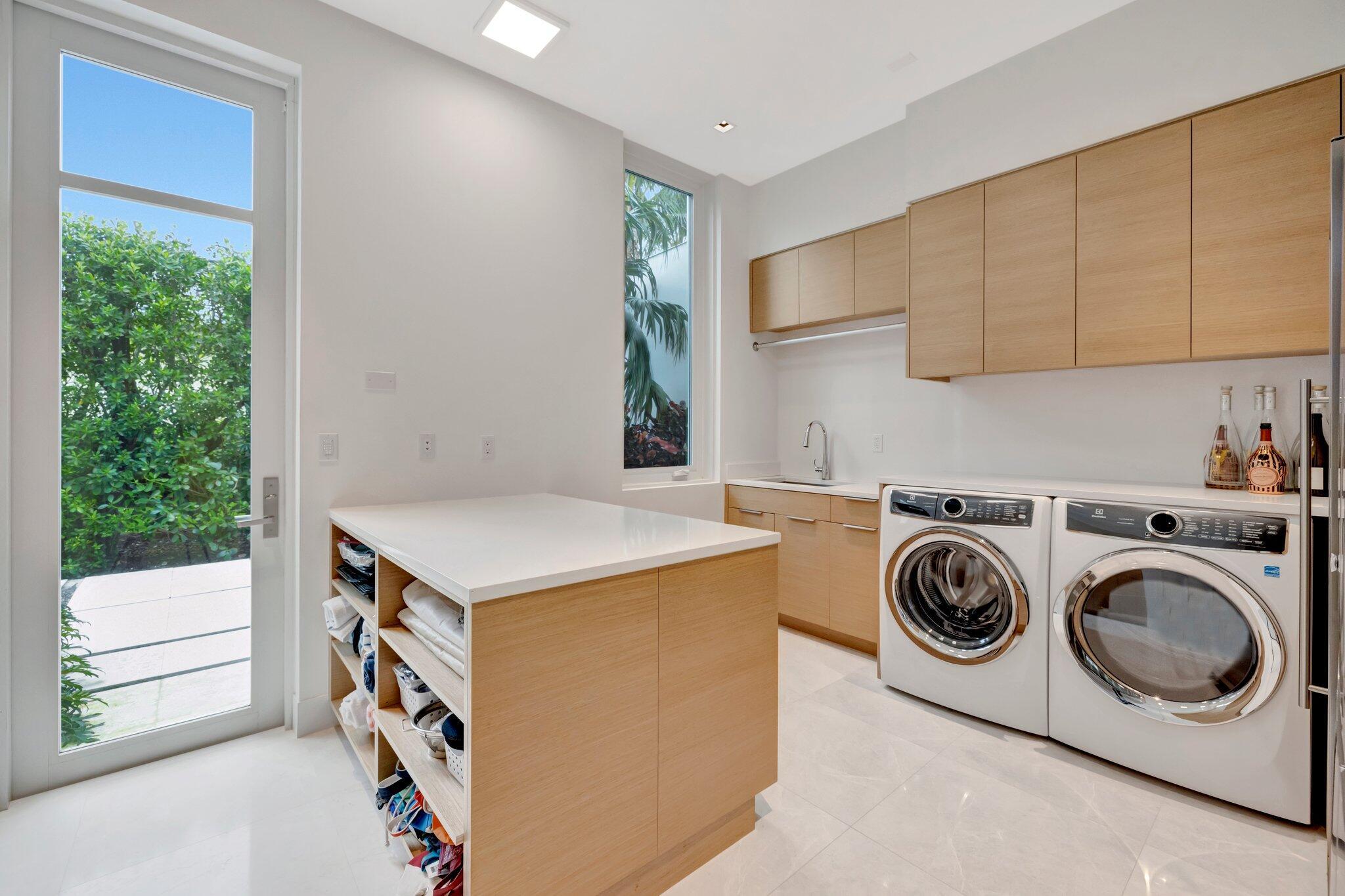 SAILFISH POINT - Residential