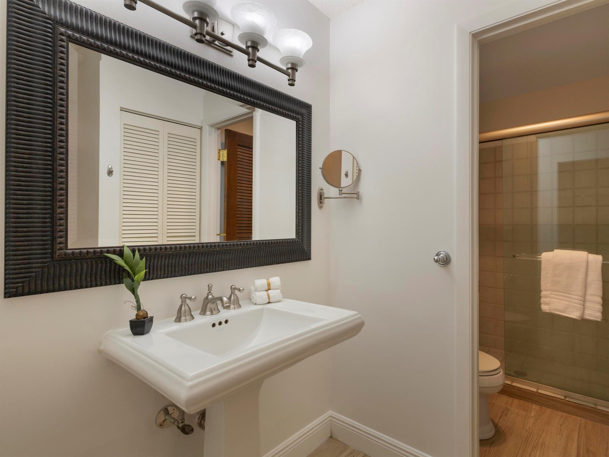 LAKESHORE COLONY VILLAS - Residential