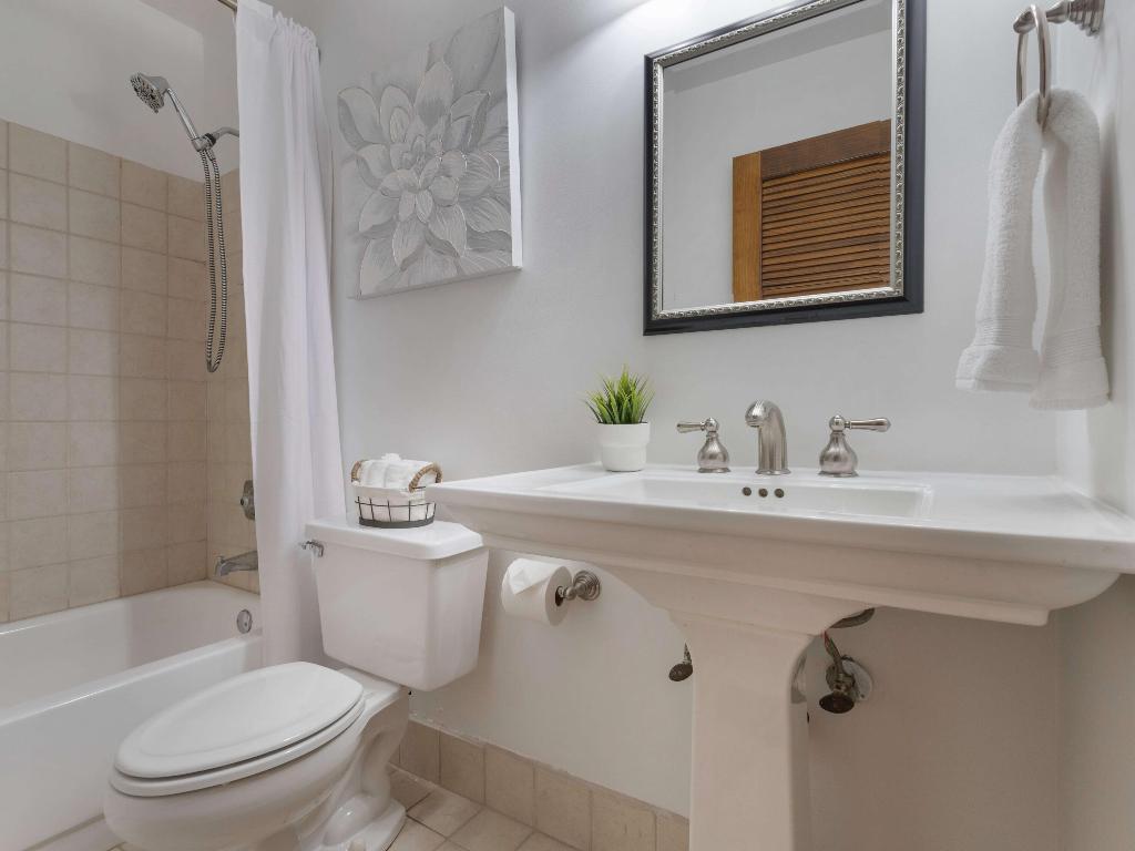 LAKESHORE COLONY VILLAS - Residential