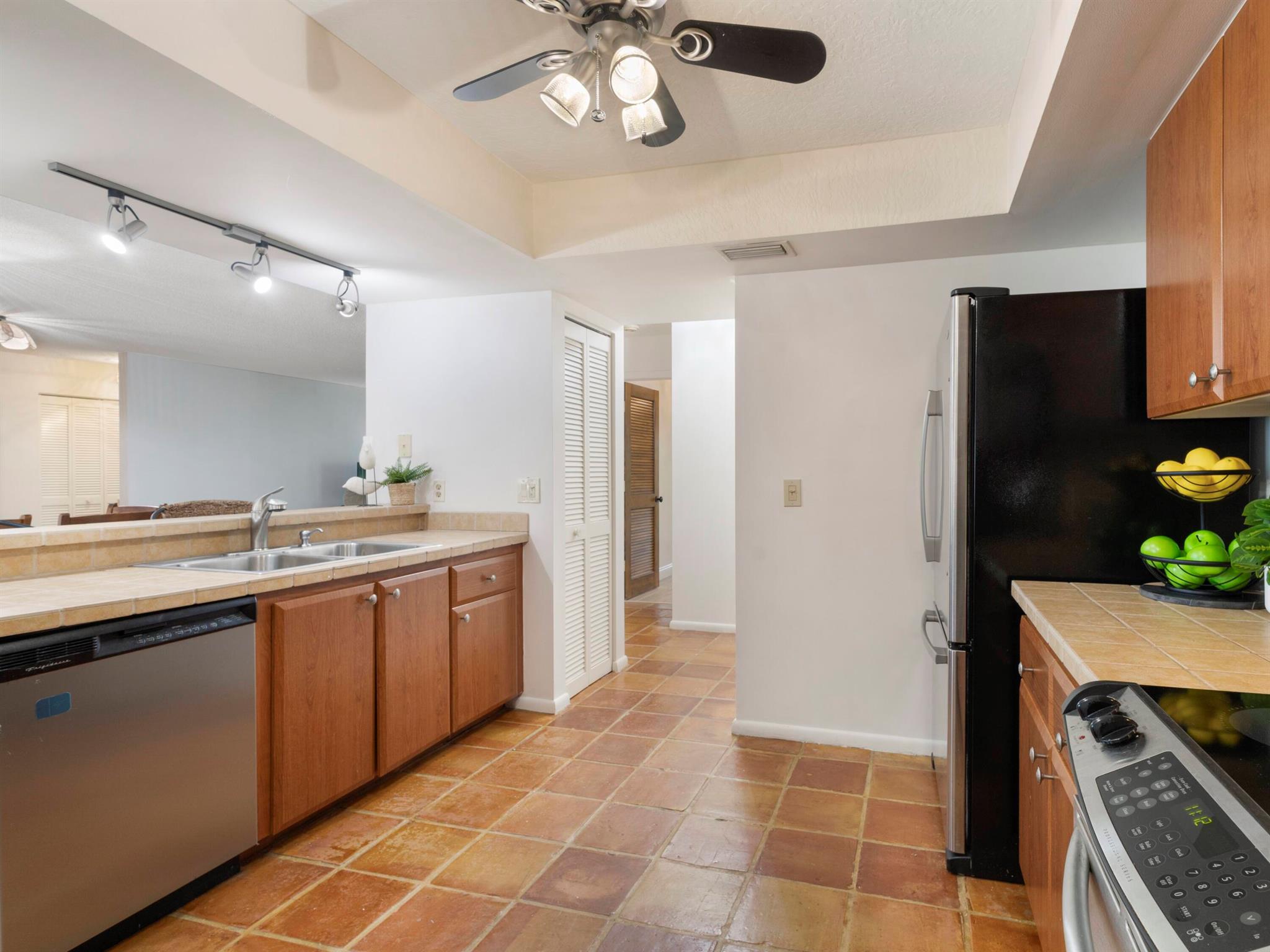 LAKESHORE COLONY VILLAS - Residential