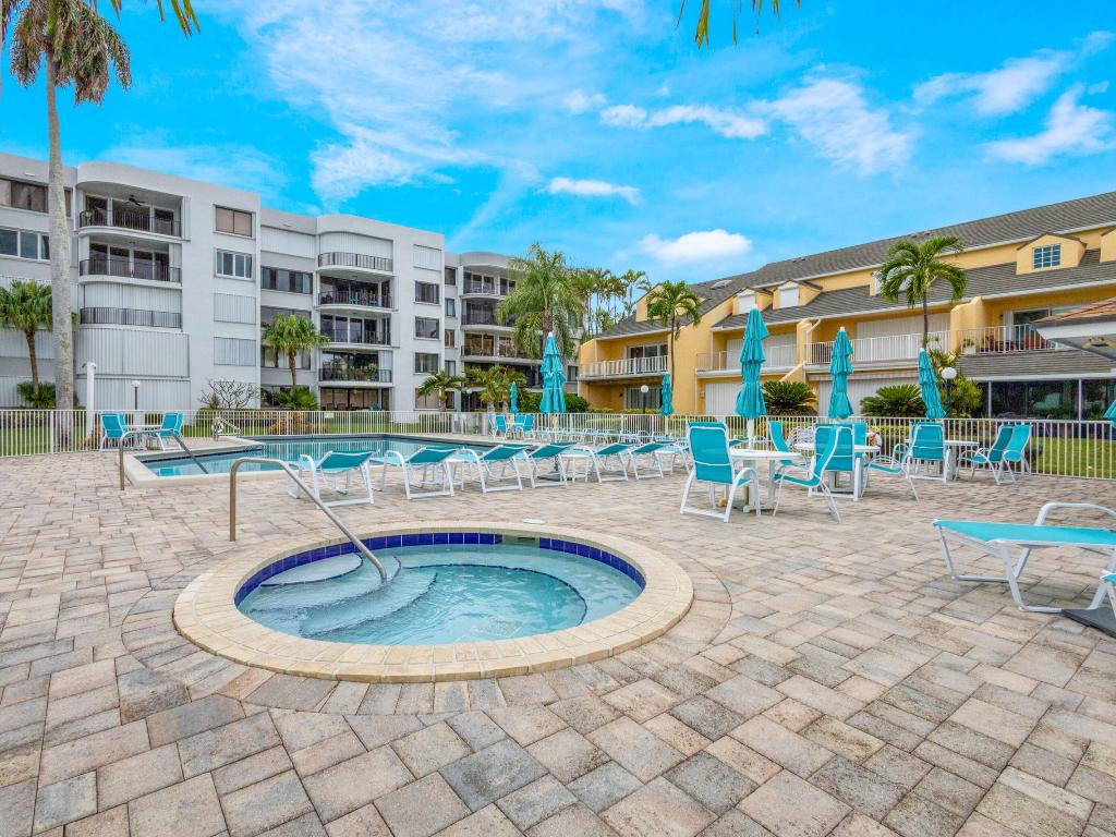 LAKESHORE COLONY VILLAS - Residential