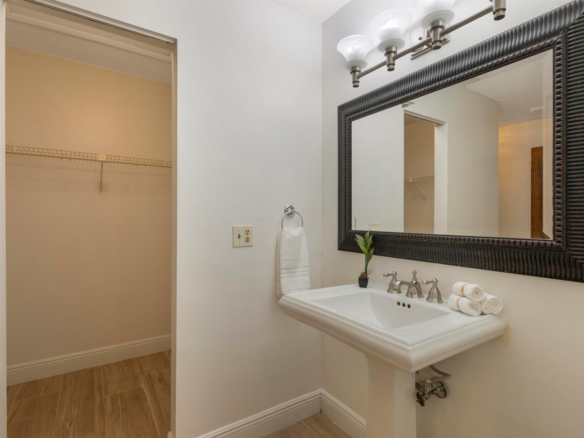 LAKESHORE COLONY VILLAS - Residential