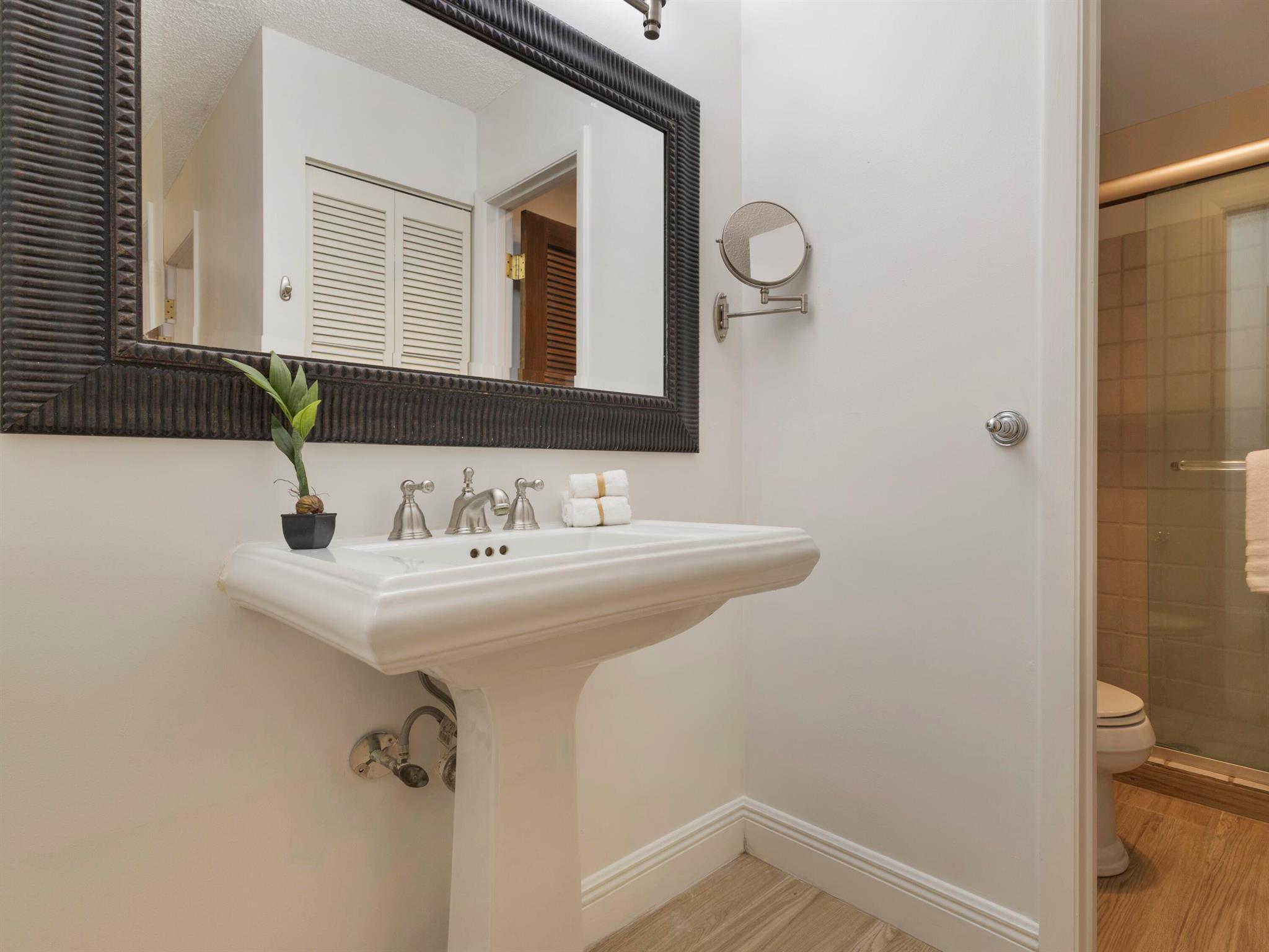 LAKESHORE COLONY VILLAS - Residential