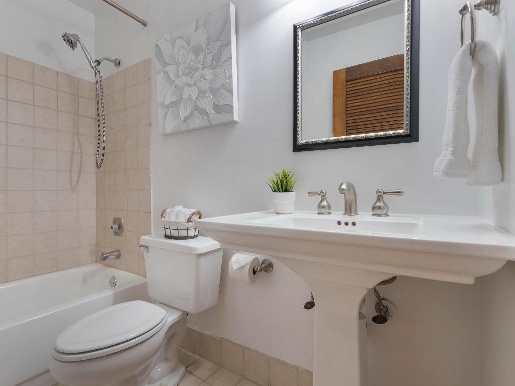 LAKESHORE COLONY VILLAS - Residential