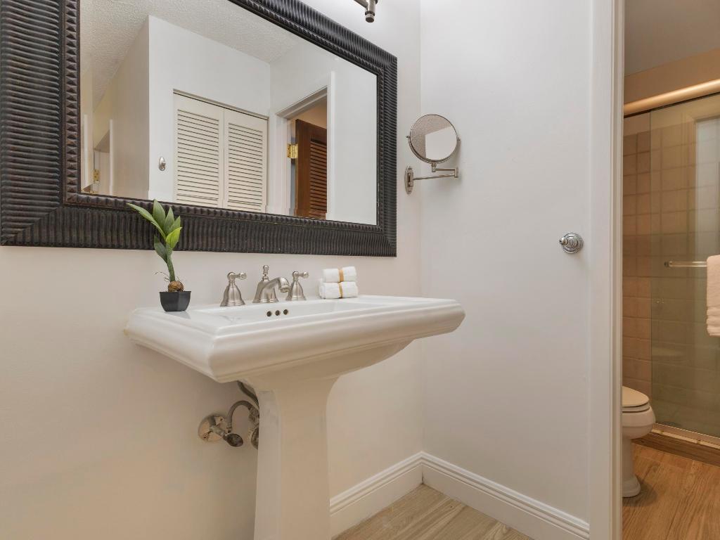 LAKESHORE COLONY VILLAS - Residential