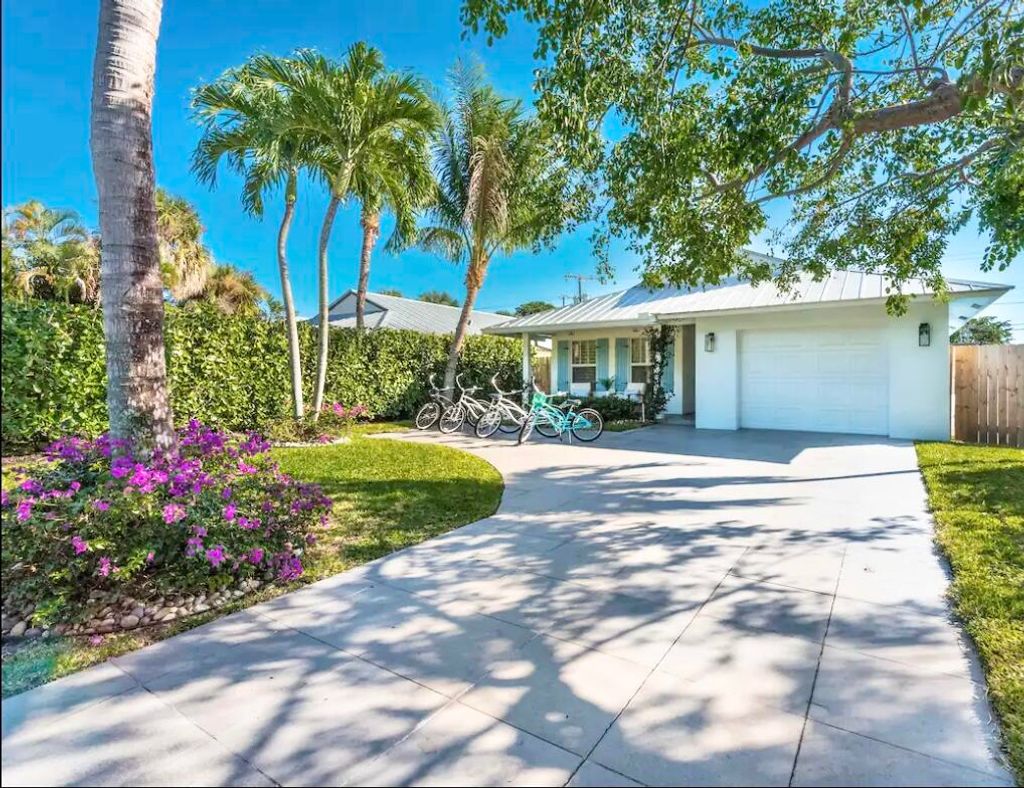 Photo of 246 NE 9th Street, Delray Beach, FL 33444 (MLS # R11017110)