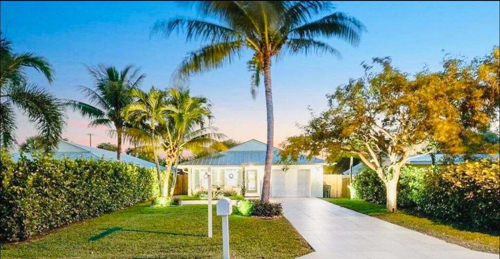 Photo of 246 NE 9th Street, Delray Beach, FL 33444 (MLS # R11017110)