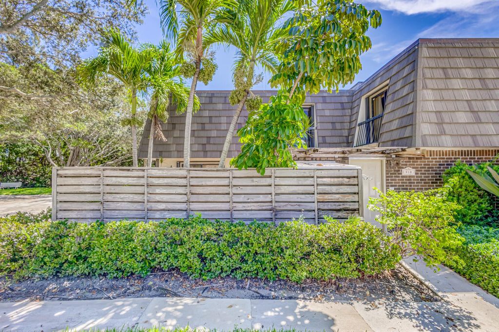 Photo of 910 9th Terrace, Palm Beach Gardens, FL 33418 (MLS # R10922620)