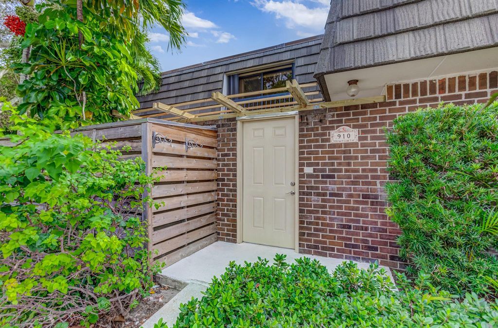 Photo of 910 9th Terrace, Palm Beach Gardens, FL 33418 (MLS # R10922620)