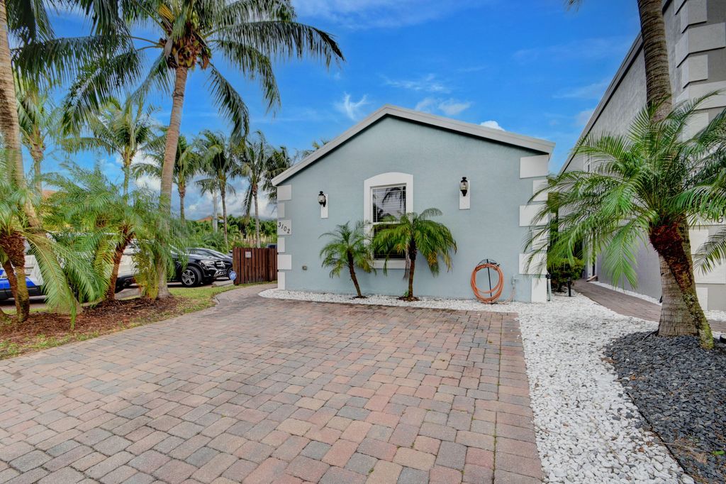 Photo of 3102 Shelby Way, Palm Springs, FL 33461 (MLS # R10949957)