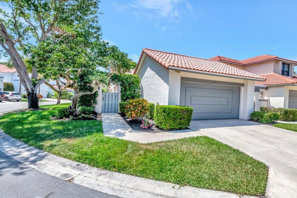 Photo of 21687 Cromwell Circle, Boca Raton, FL 33486 (MLS # R11079606)