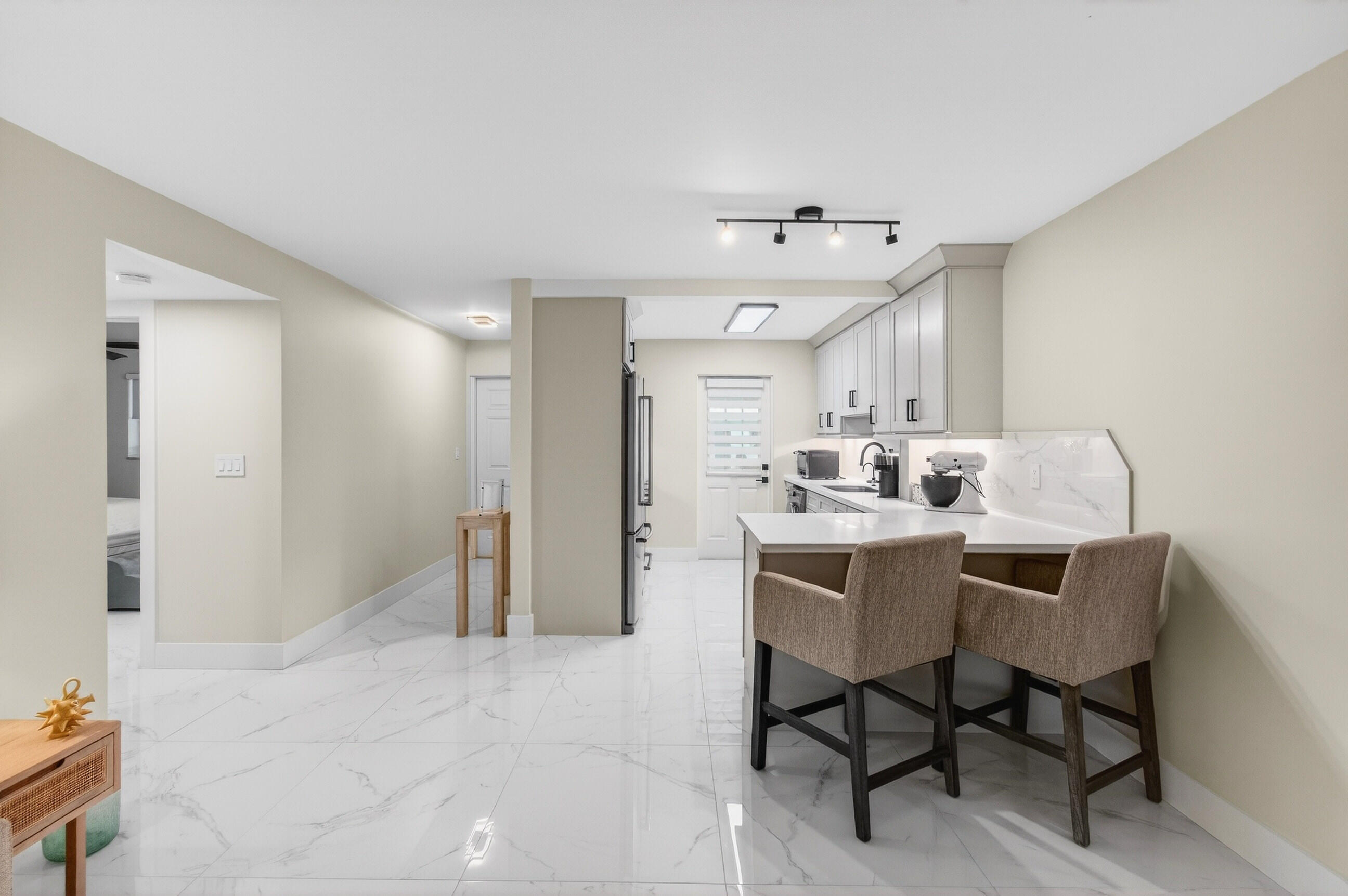 RIVER HOUSE GARDENS CONDO - Residential Lease