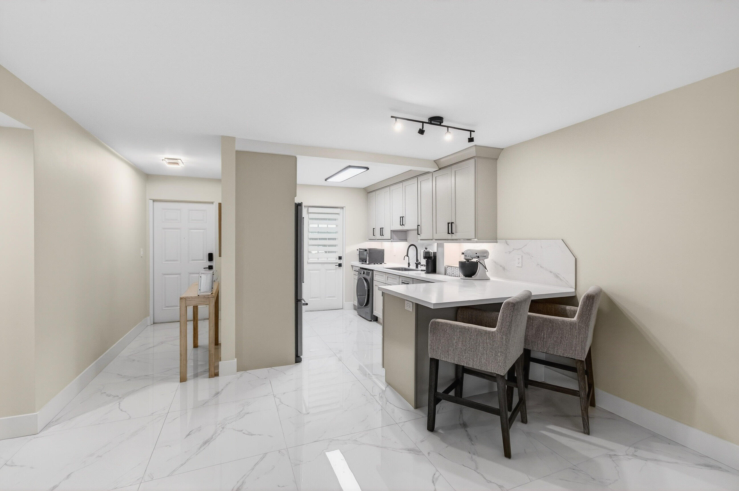 RIVER HOUSE GARDENS CONDO - Residential Lease