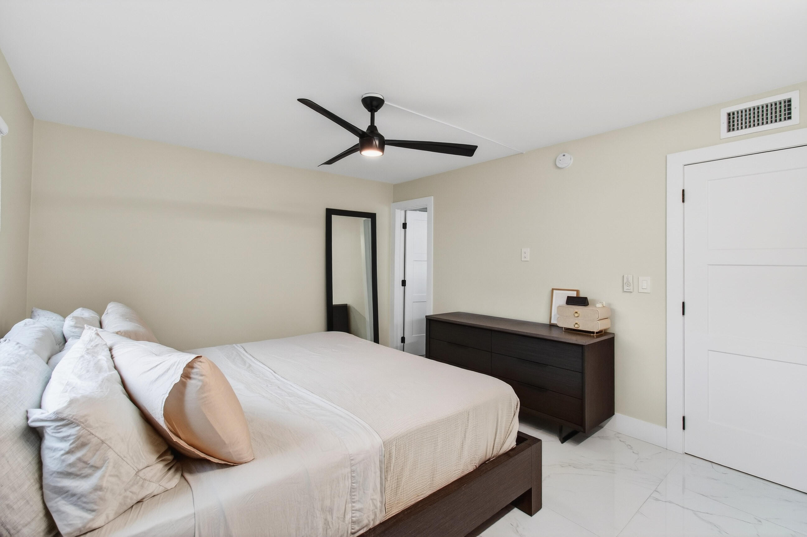 RIVER HOUSE GARDENS CONDO - Residential Lease