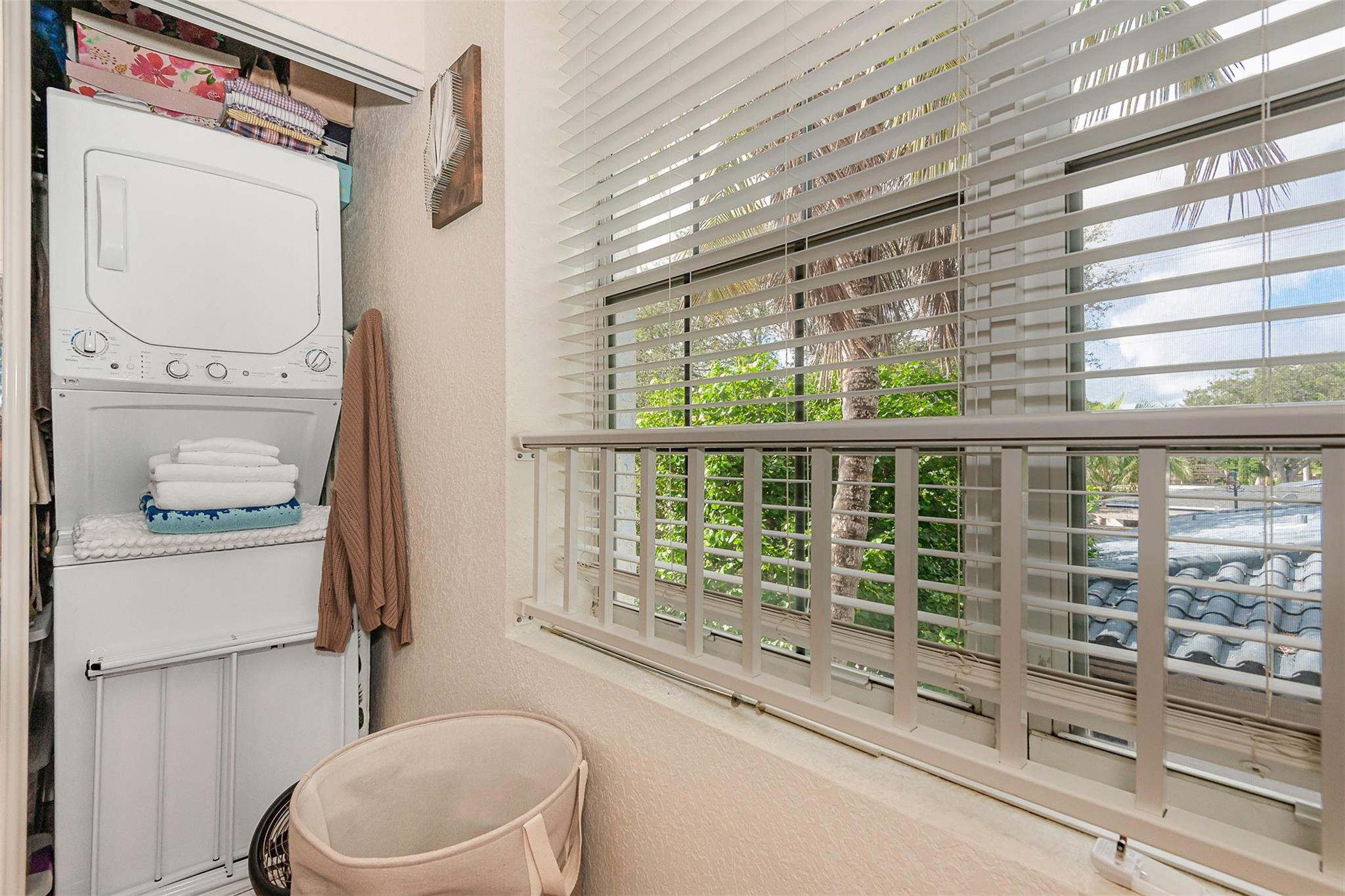 Lauderdale 2-9 D - Residential Income