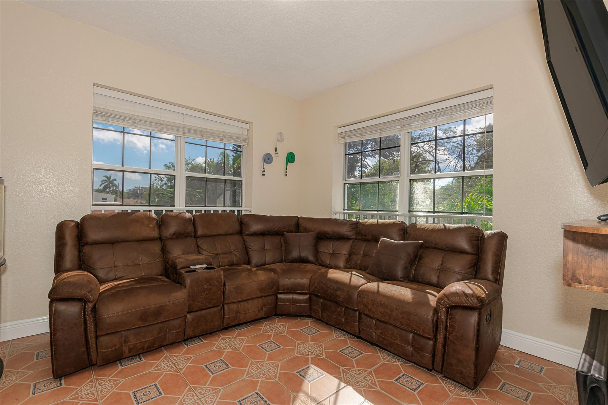 Lauderdale 2-9 D - Residential Income