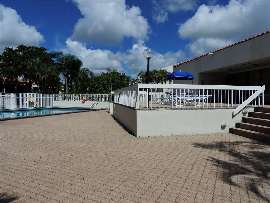 Courts of Inverrary - Residential