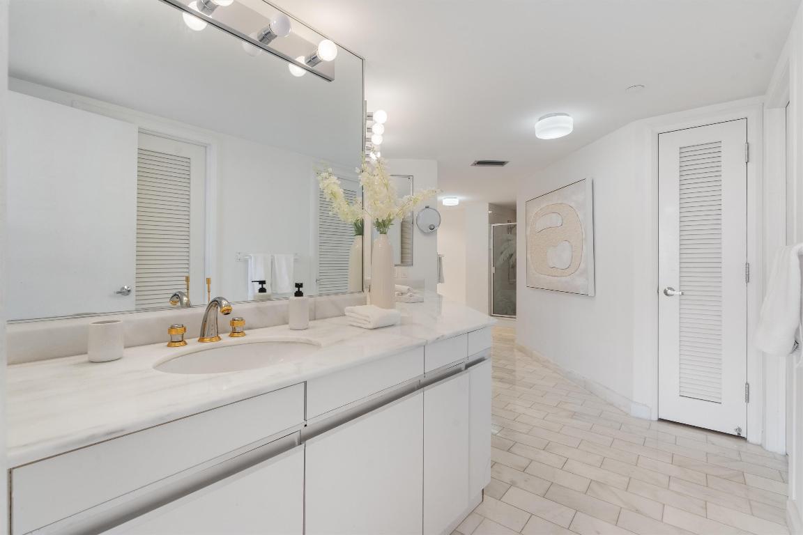 OLD PORT COVE LAKE POINT TOWER CONDO - Residential